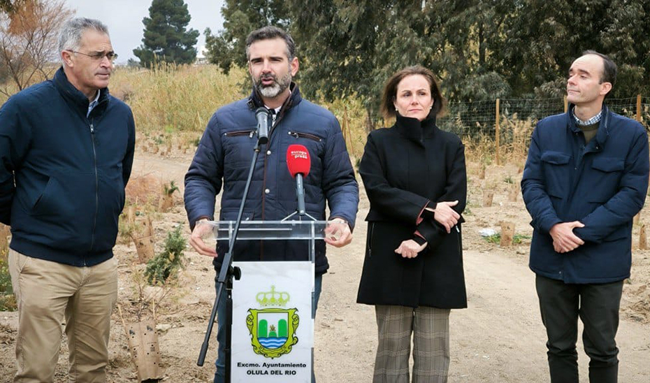 El consejero de Sostenibilidad, Ramón Fernández-Pacheco, durante su visita a Olula del Río.